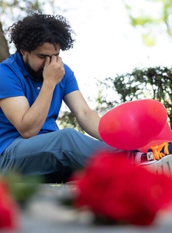 Über eine gebrochene Liebe hinwegkommen: 7 Wege, wieder glücklich zu werden