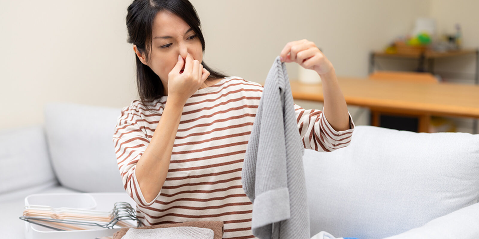 Muffiger Geruch an Kleidung: Hausmittel, die wirken