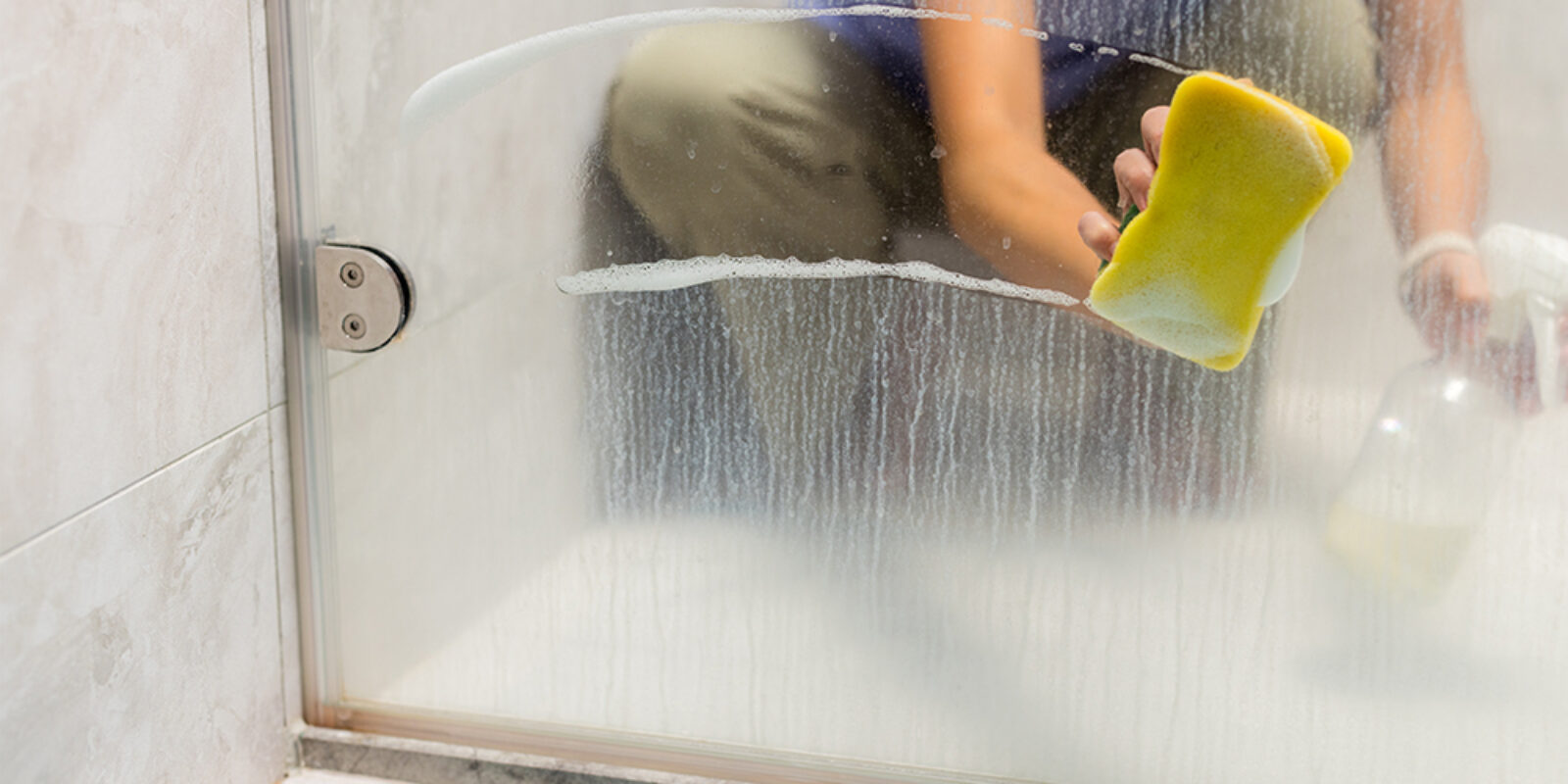 Duschglastür kalkfrei: Die besten Hausmittel gegen Ablagerungen