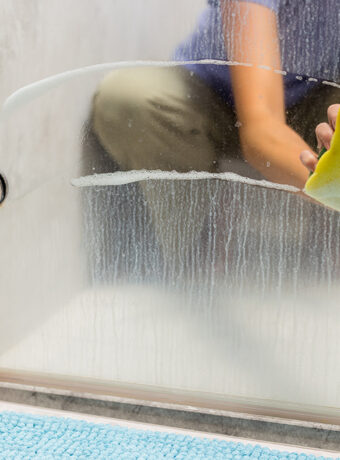 Duschglastür kalkfrei: Die besten Hausmittel gegen Ablagerungen